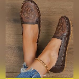 Size 9 women’s flat causual shoe